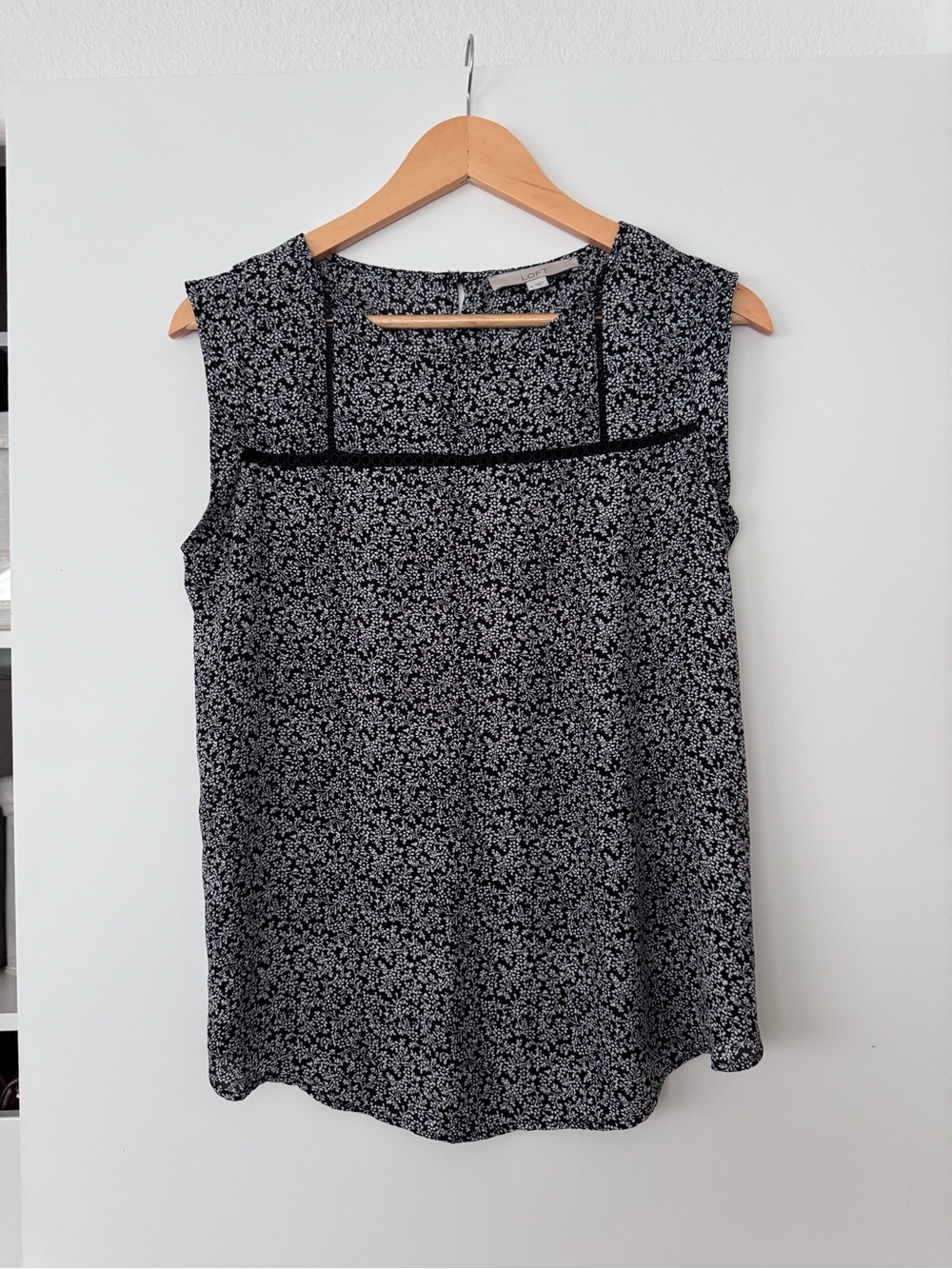 LOFT Black and White Floral Sleeveless Shell